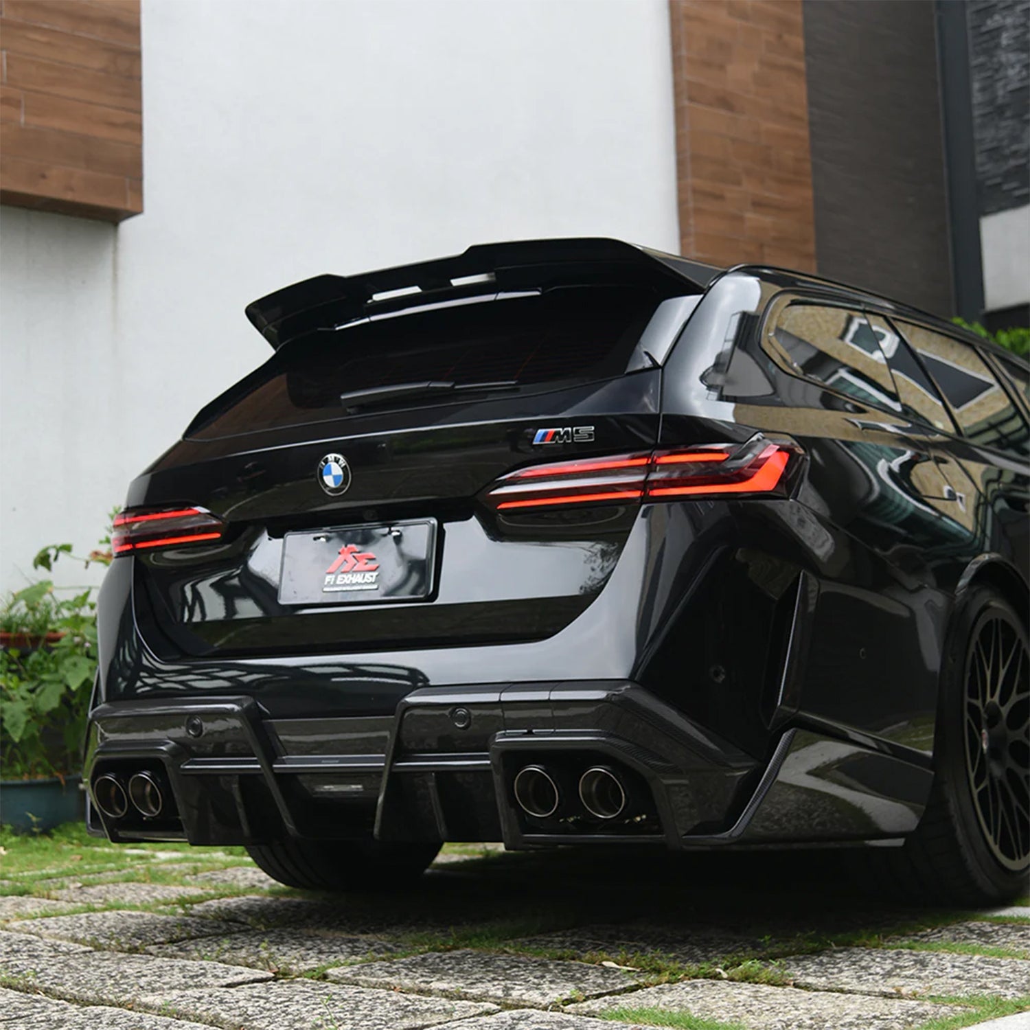 SooQoo BMW G99 M5 Touring Roof Spoiler In Gloss Carbon Fibre