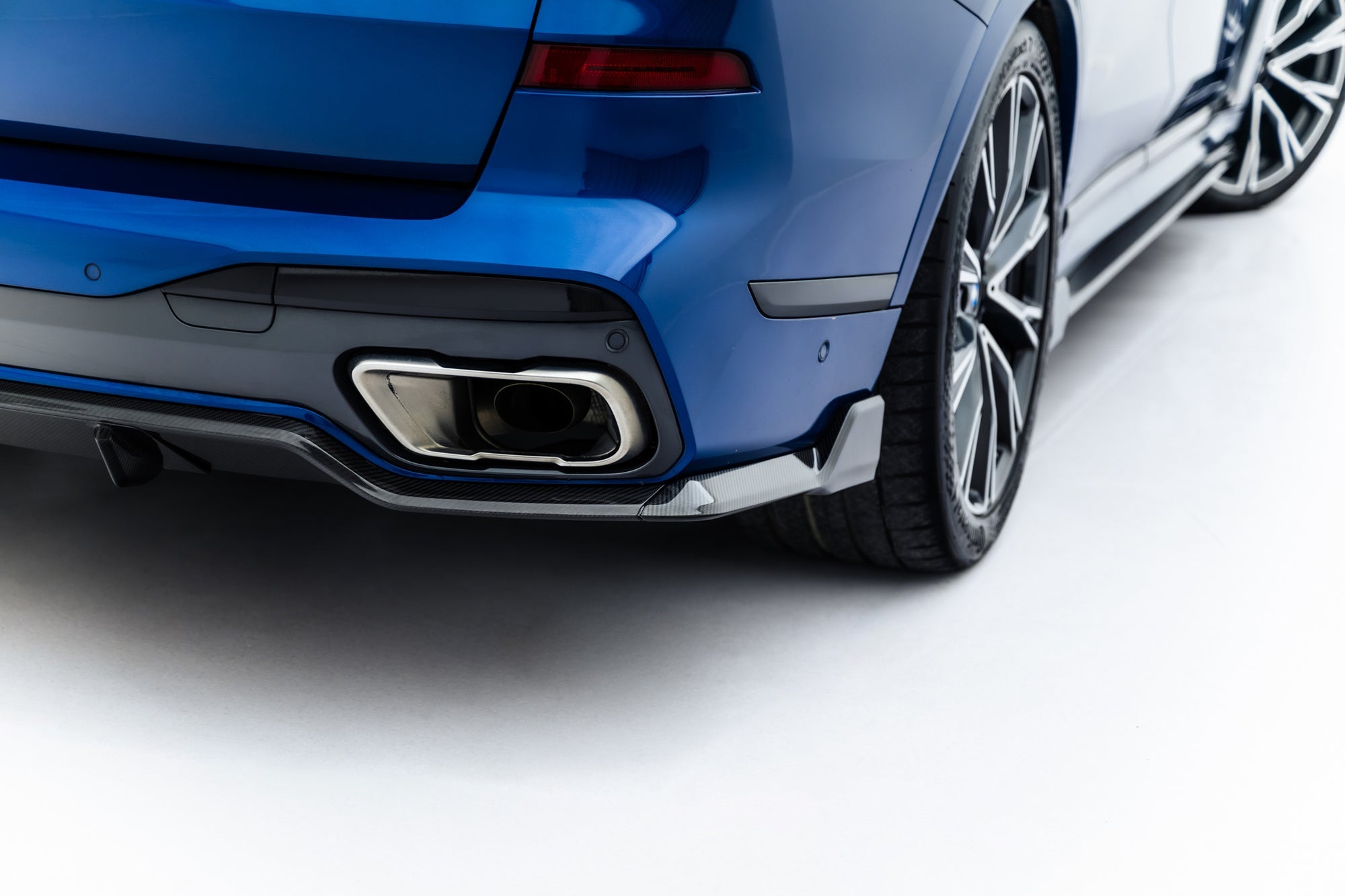 BMW - X7 M-PACK - G07/ G07  FACELIFT - CARBON FIBER REAR DIFFUSER (VERSION WITH TOWBAR)
