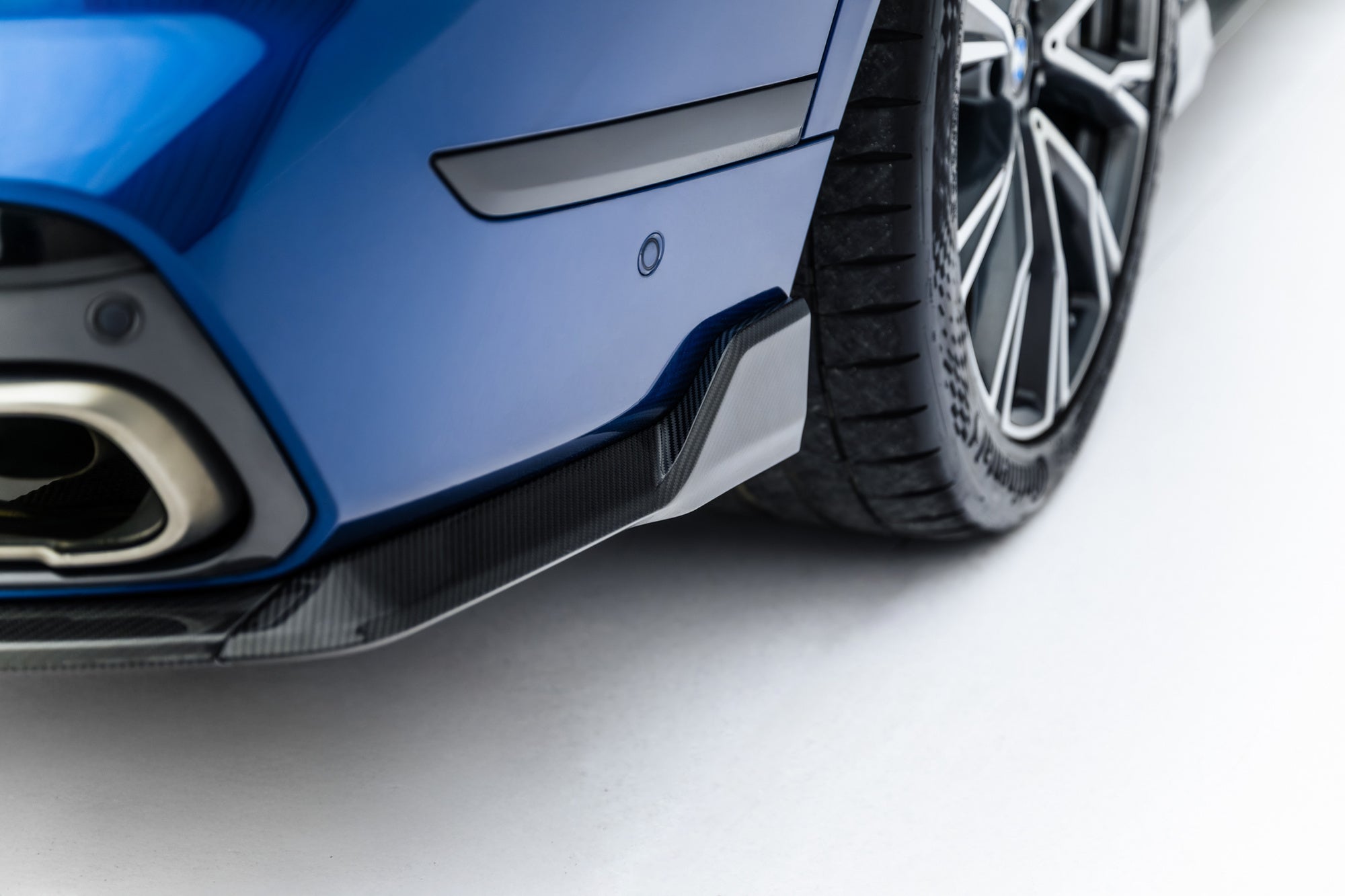 BMW - X7 M-PACK - G07/ G07  FACELIFT - CARBON FIBER REAR DIFFUSER (VERSION WITH TOWBAR)