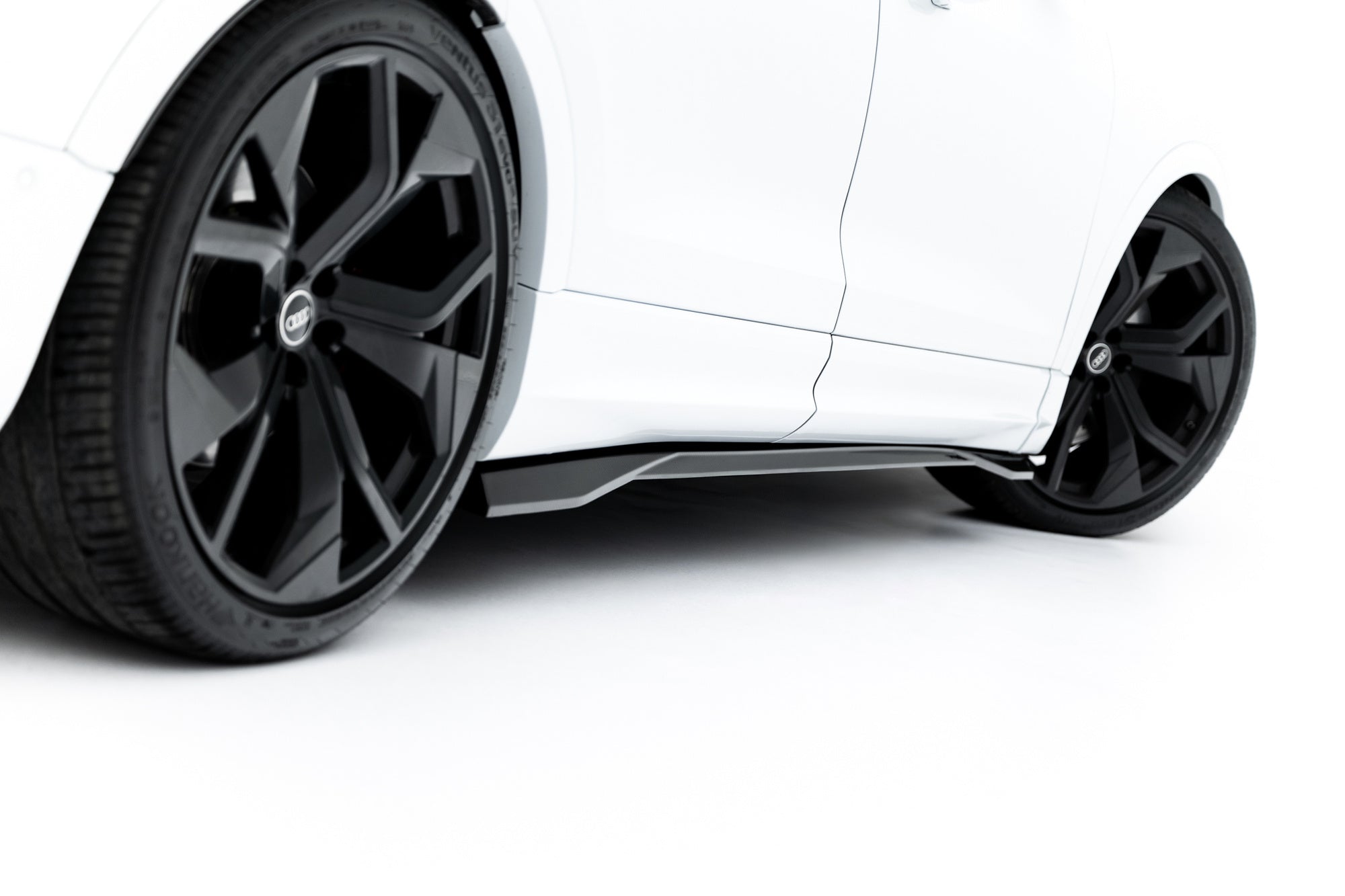 AUDI - RSQ8 - MK1 - CARBON FIBER SIDE SKIRTS DIFFUSERS