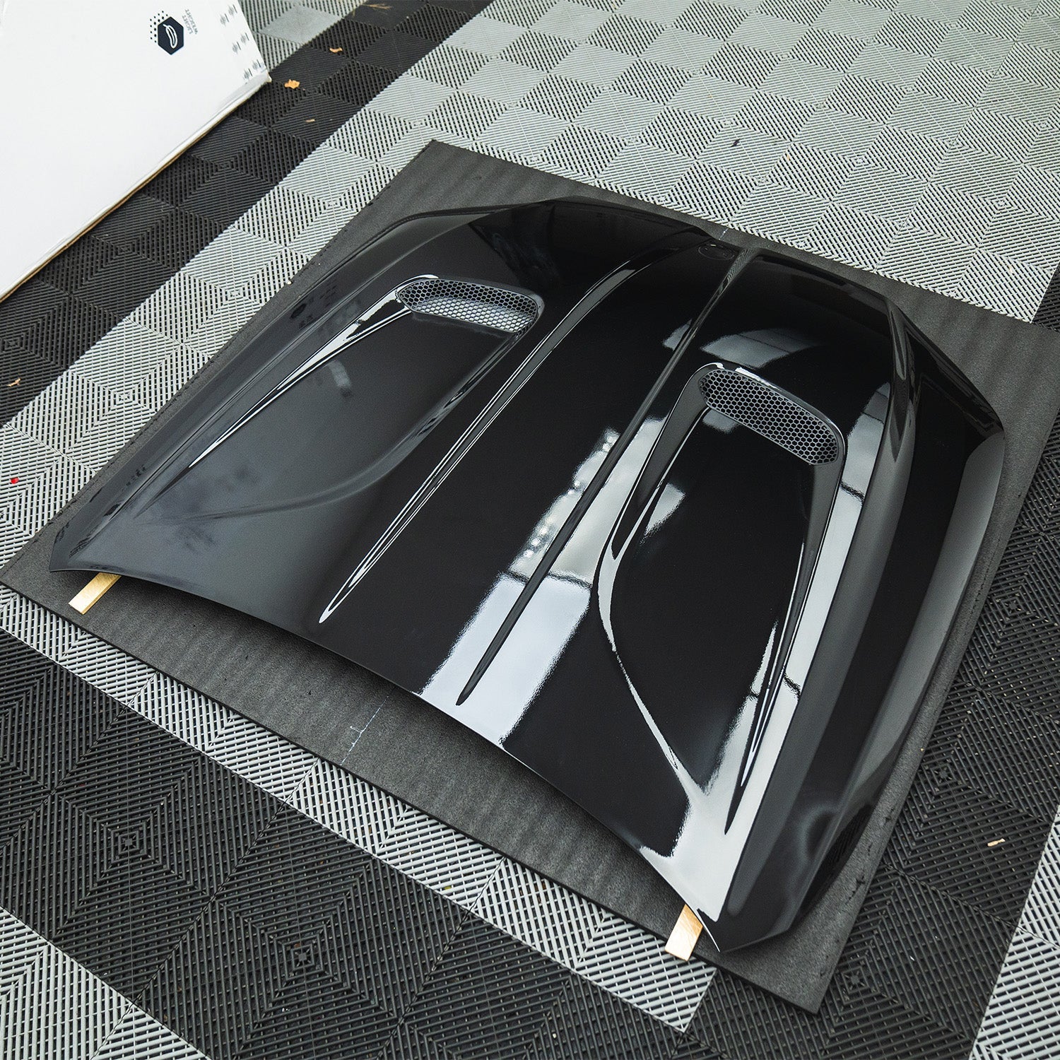 SooQoo BMW G90 & G99 M5 Vented Hood In Gloss Black Painted Pre Preg Carbon Fibre